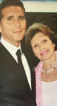 El reconocido actor de 52 años junto a su madre, de 83 abriles (Foto: Andina)