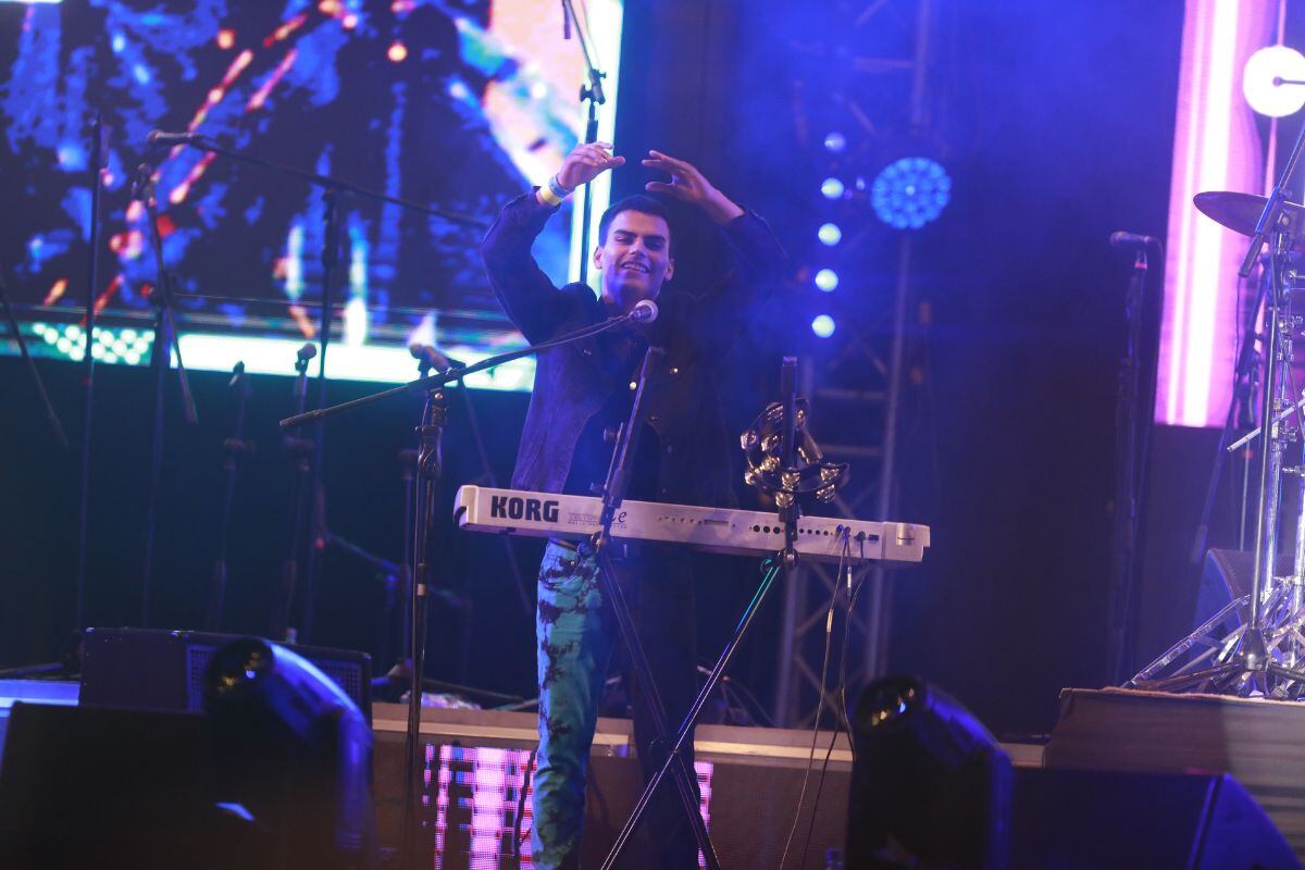 Tocando los teclados junto a exintegrantes de Arena Hash