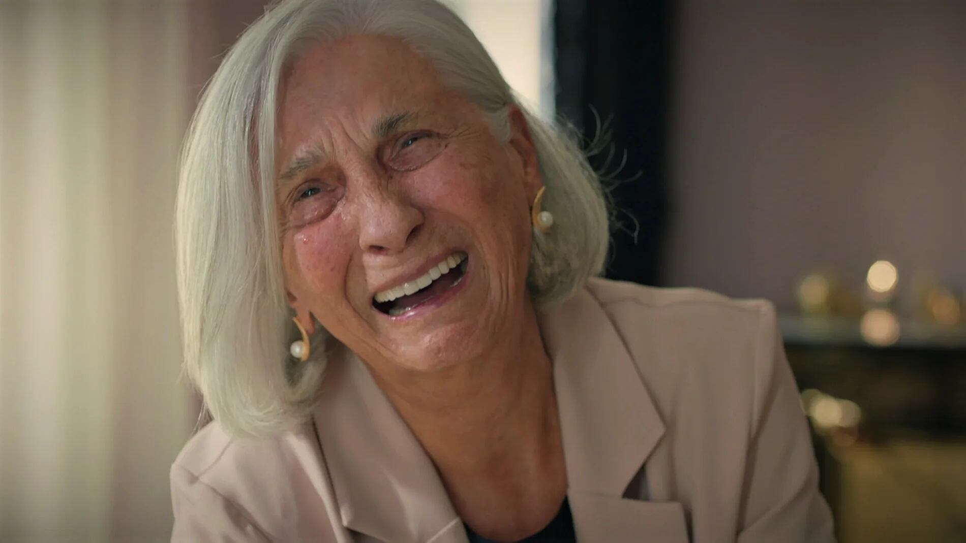 Sevgi sufre mucho al descubrir que su propio hijo quiere traicionala (Foto: NG Medya)