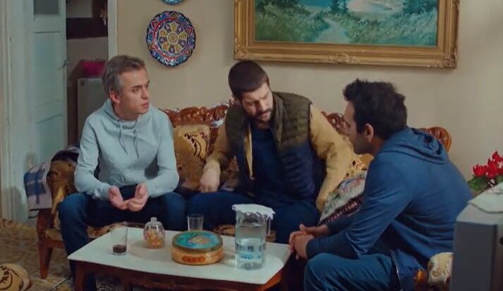 Demir les cuenta la verdad a Ugur y Cemal sobre lo que le ha pedido Resad (Foto: Med Yapım)