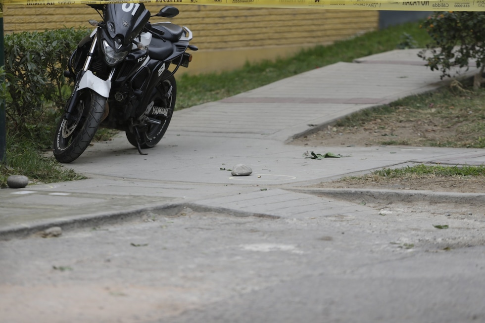 Una persona muerta y otra herida fue el saldo que dejó la intercepción de dos sicarios a un vehículo estacionado en pleno parque de Surco. Foto: Joseph Angeles/@photo.gec