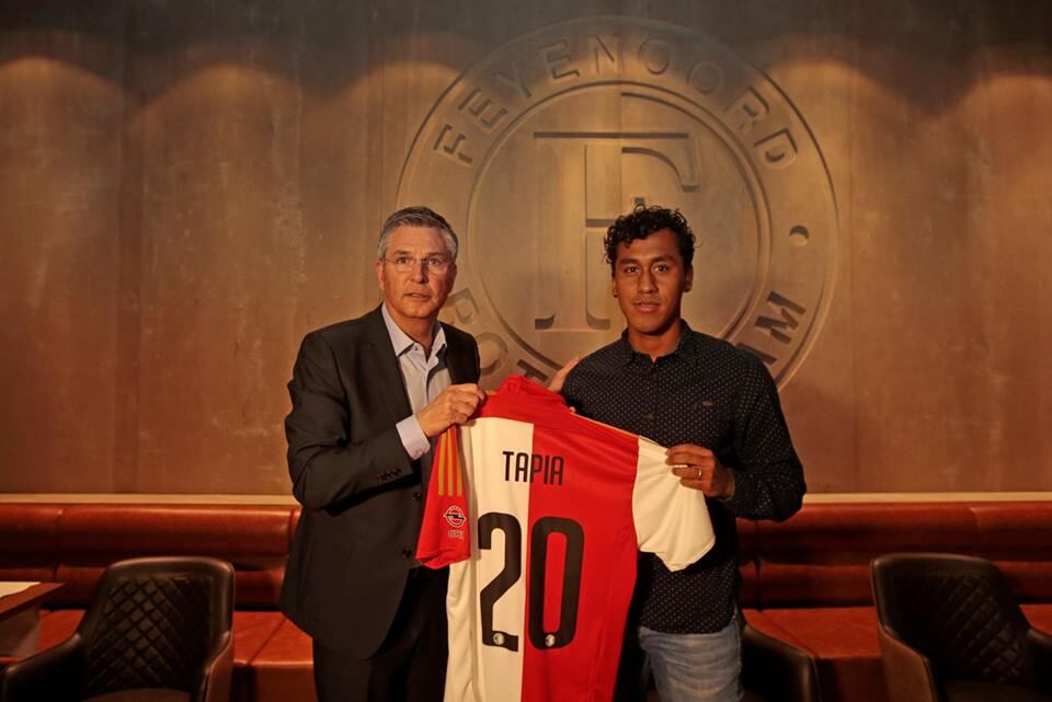 Renato Tapia posando con la camiseta del Feyenoord tras la presentación. (Foto: Feyenoord Rotterdam)