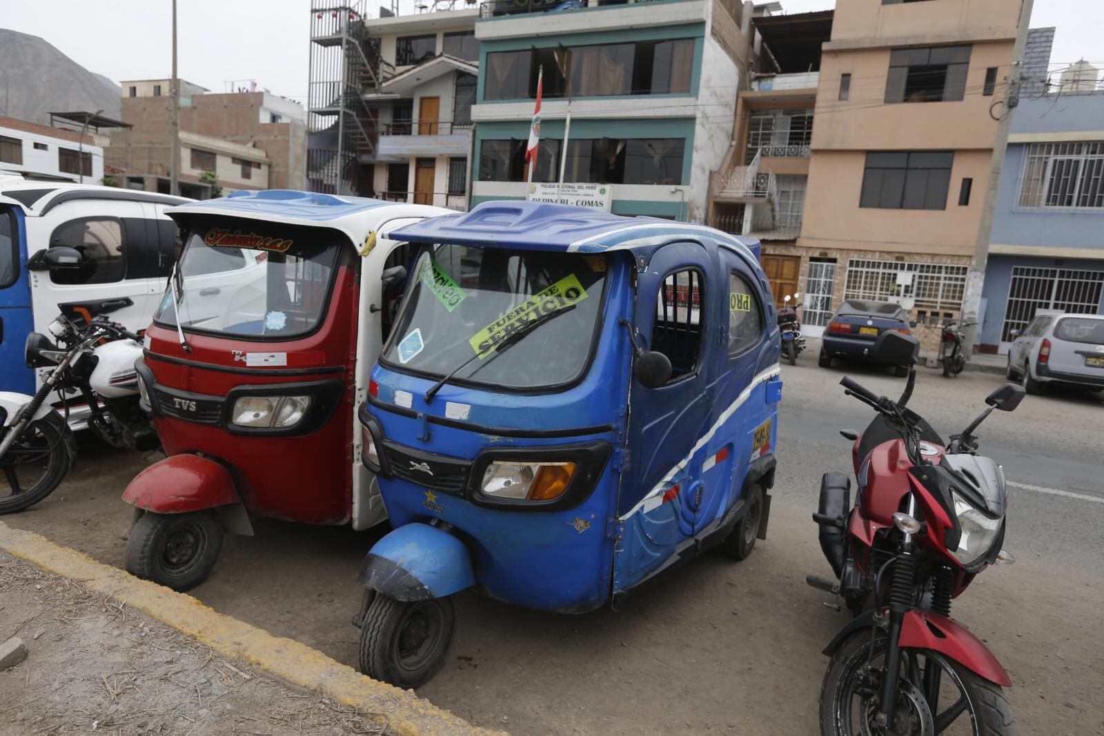 Mototaxi, de color azul, que el intervenido utilizaba para los atracos. | Foto: Violeta Ayasta / Grupo El Comercio