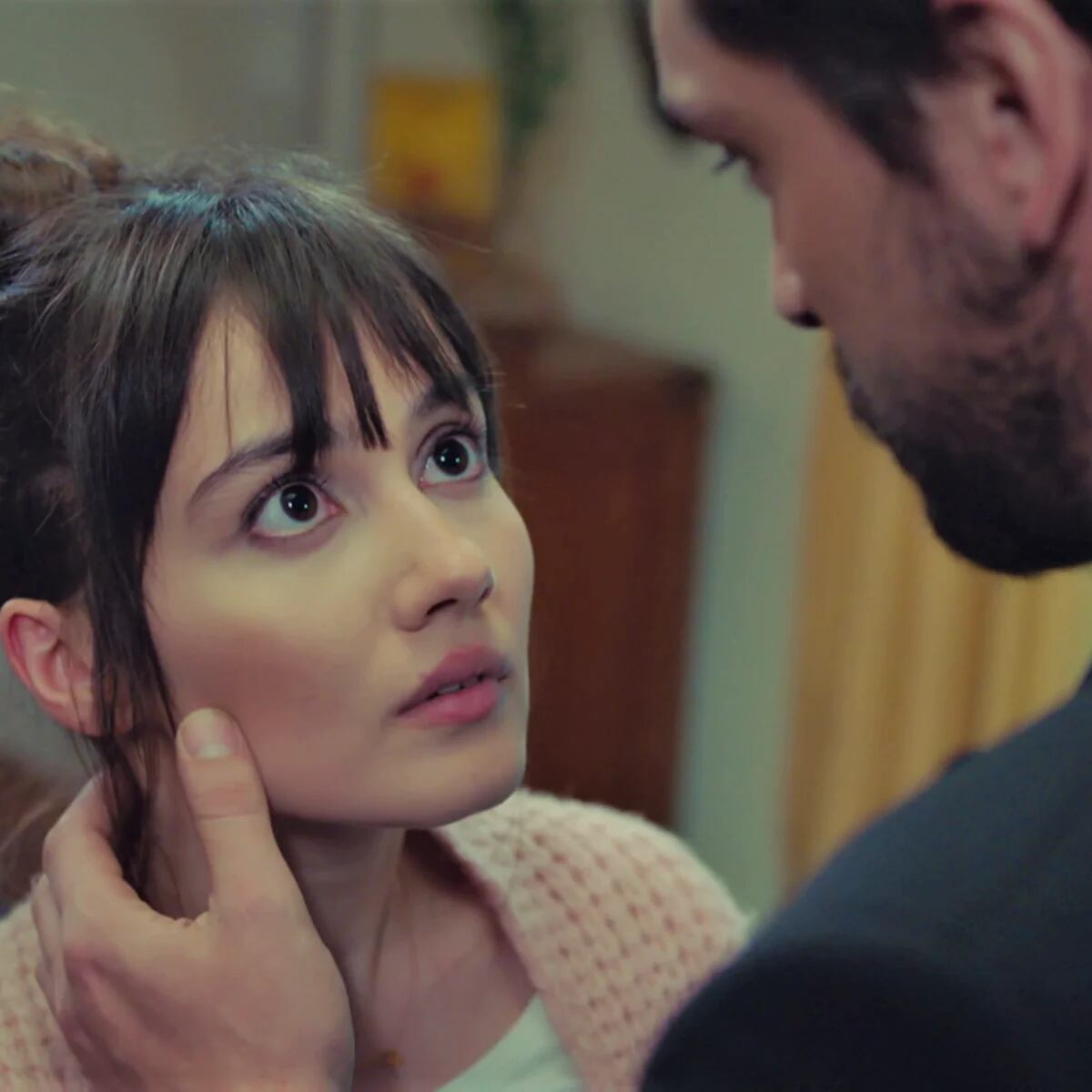 Alihan besa en su casa a Zeynep (Foto: Med Yapim)