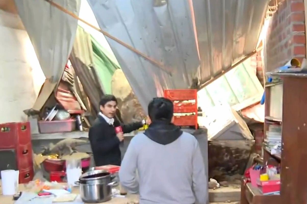 Un camión cae sobre el techo de una vivienda en el agustino. Solo daños materiales. Fotos@photo.gec