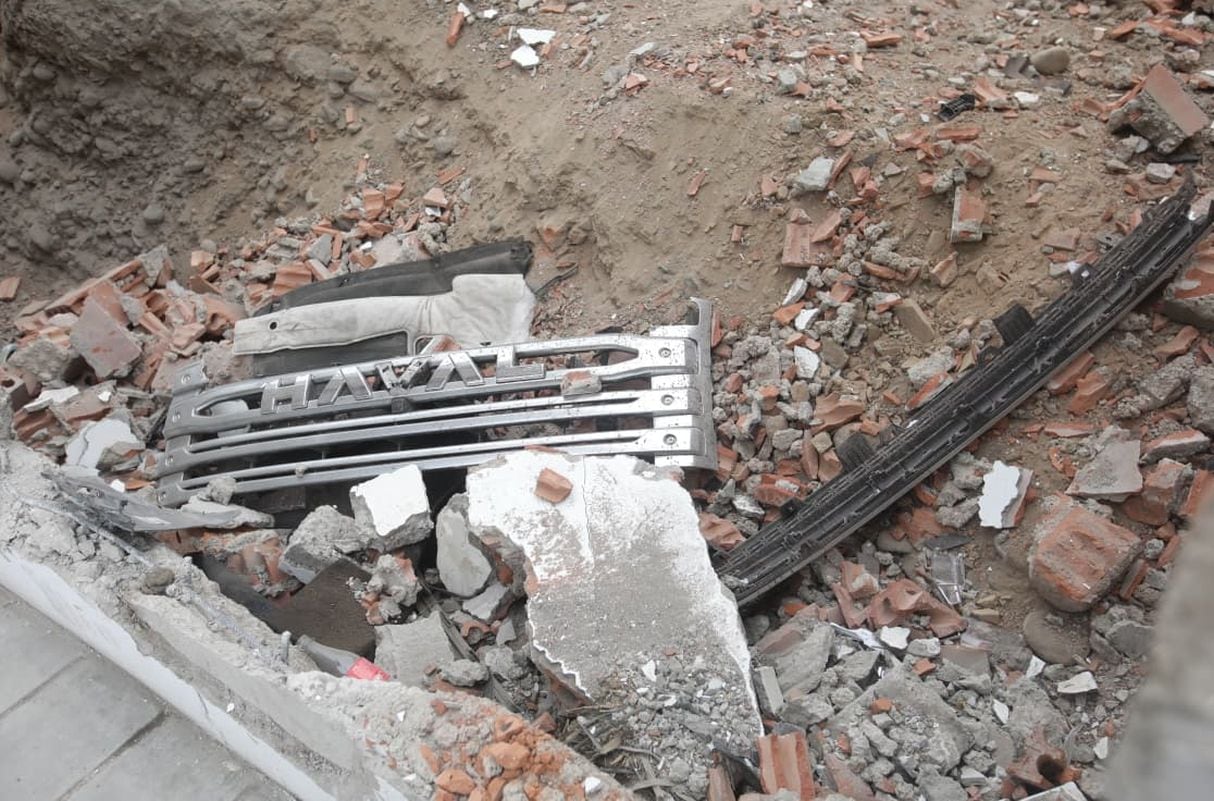 La camioneta de Laura Spoya sufrió un duro impacto y muchas partes del auto salieron volando. (Foto: Violeta Ayasta @photo.gec)