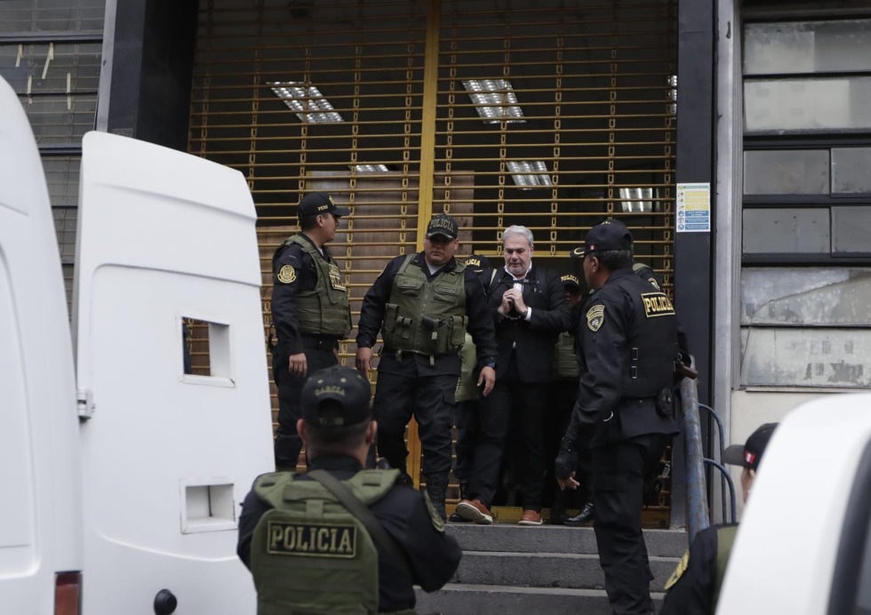 Salida de Mauricio Fernandini y Sada Goray de la carceleta de poder judicial. Foto: Hugo Pérez / @photo.gec
