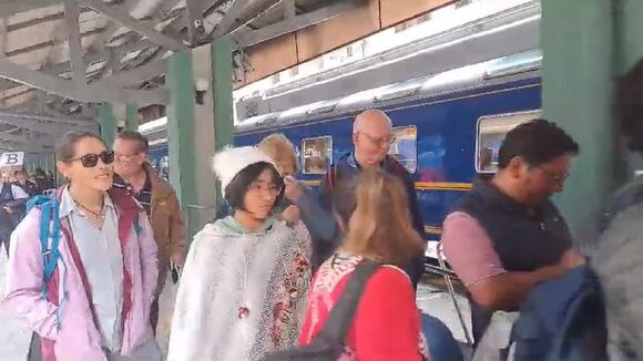 Cusco: Cientos de turistas varados son evacuados de Machu Picchu por huelga