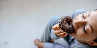 Mantener el cortisol elevado por mucho tiempo favorece los antojos repetitivos. Foto: Freepik.