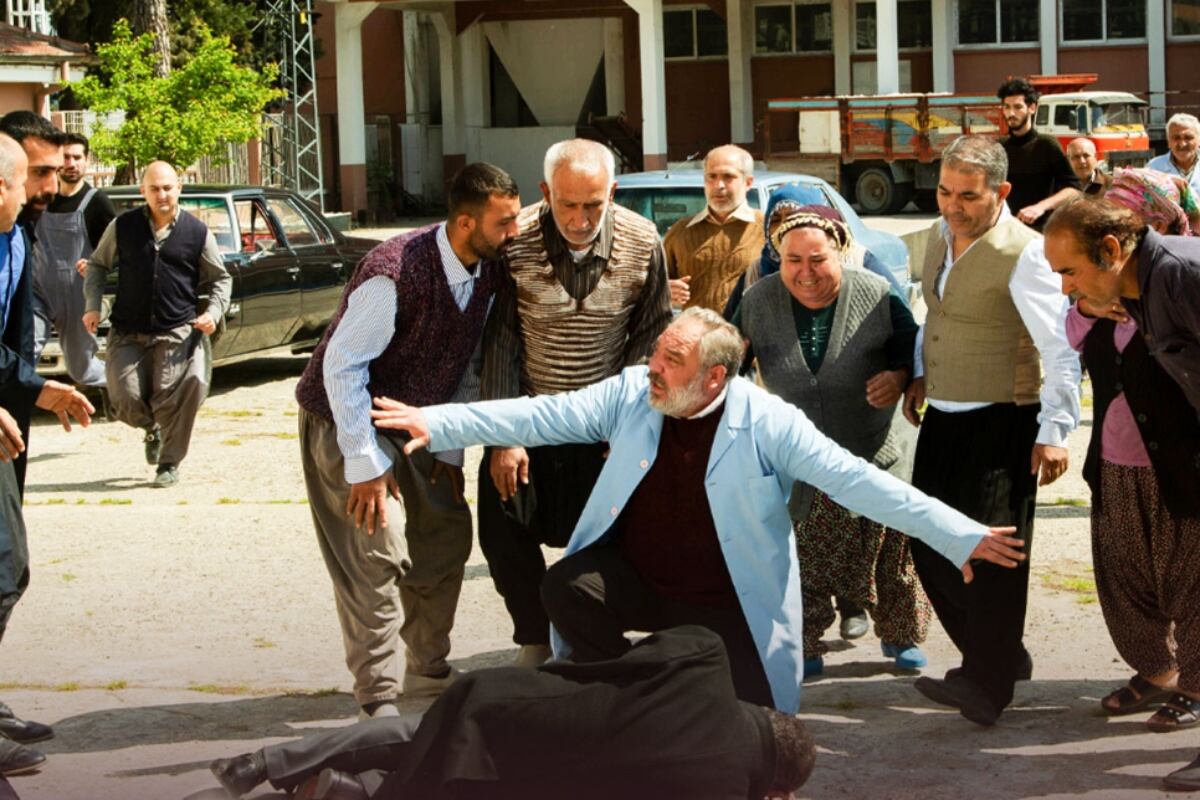 Fekeli en el piso mientras es auxiliado por los trabajadores (Foto: Tims & B Productions)