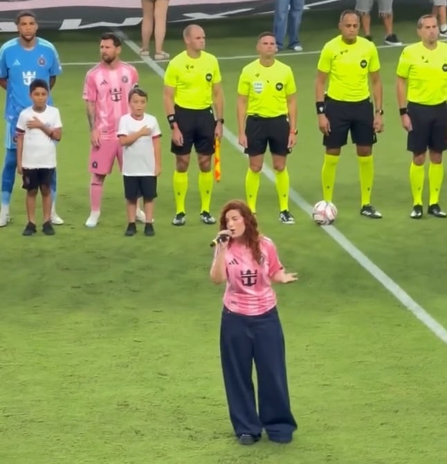 Nicole Zignago cantó el himno nacional de los Estados Unidos. (Captura redes sociales)
