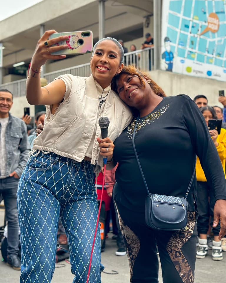 Jamás le niega una foto a una fan, sabe que se debe a su público. Foto: Facebook.