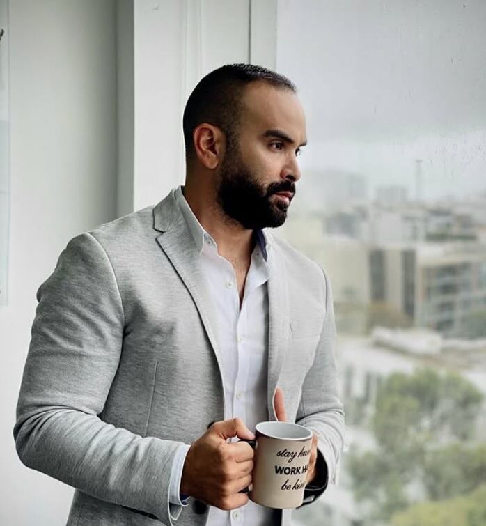 Elías Brito es venezolano y estudió Administración y Gestión de Empresas e Ingeniería Industrial.