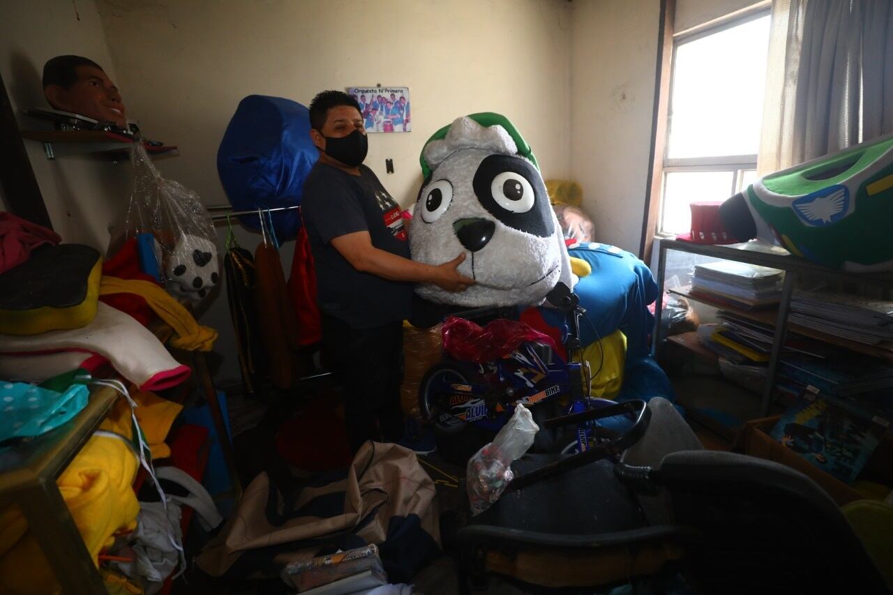 Incendio arrasó con cuatro casas, en El Agustino. Una de ellas fue la de Alex Gallegos, conocido como el payasito 'Tocinito'. | Foto: Gonzalo Córdova