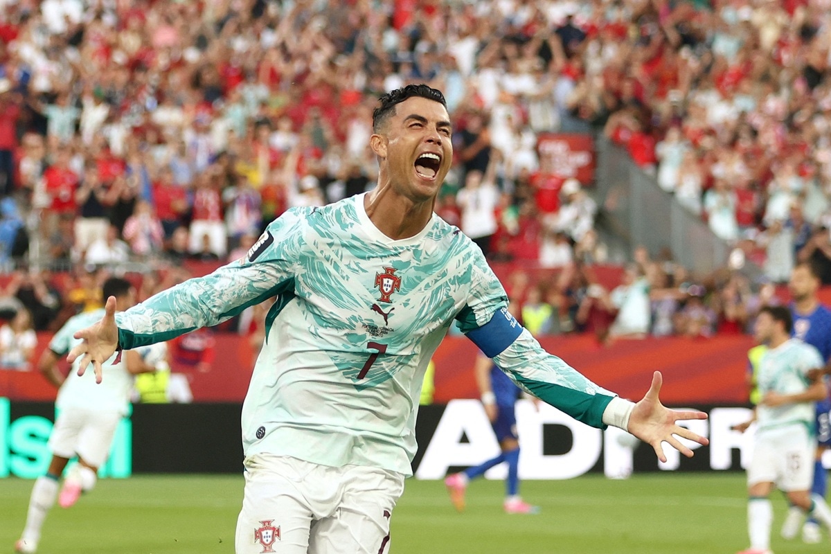 Cristiano Ronaldo, de penal, pone el empate 1-1 en el duelo entre Portugal vs Croacia, el 2 de julio de 2026. (Photo by Cole Burston / AFP)