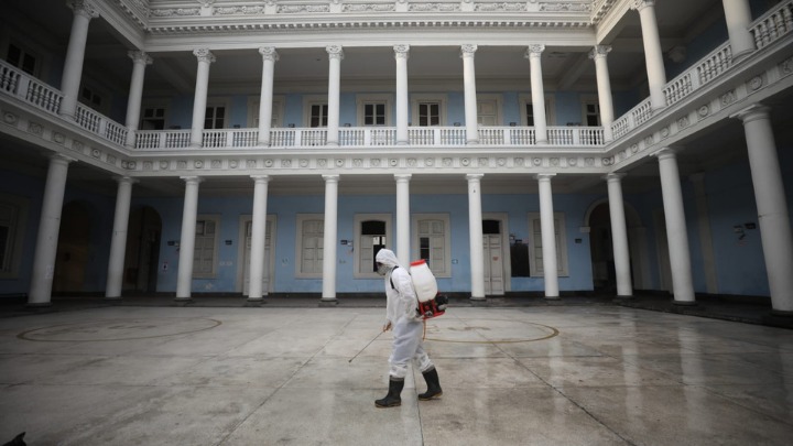 La Municipalidad de Lima inició labores de desinfección en el colegio Nuestra Señora de Guadalupe que será local de sufragio para este 11 de abril. (Foto: Britanie Arroyo / @photo.gec)