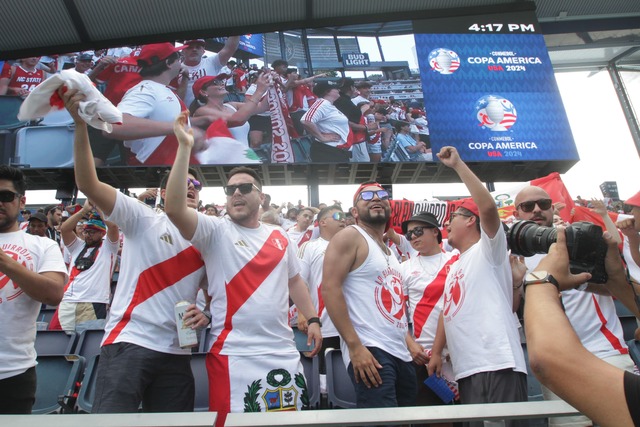 Hinchada blanquirroja se hizo presente en el Perú - Canadá. ( Foro: Alan Ramírez @gec)