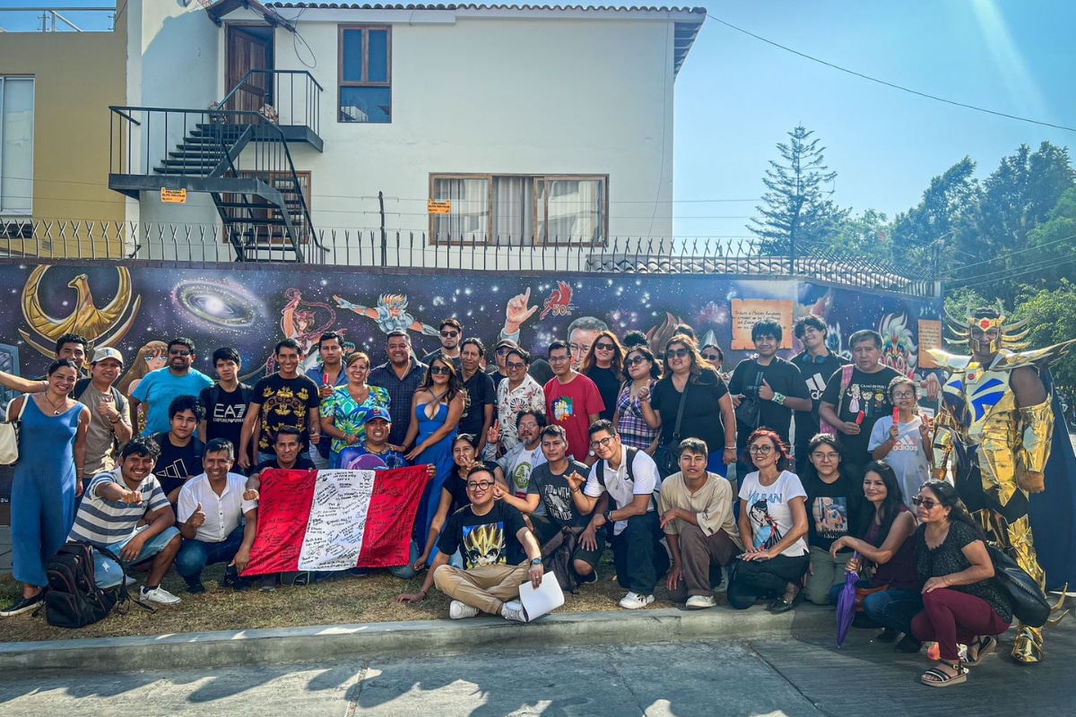 Jorge Vásquez, ganador de los Récord Guinnes por poseer la colección de la serie de Saint Seiya, pintó la fachada de su casa con dibujos de la serie