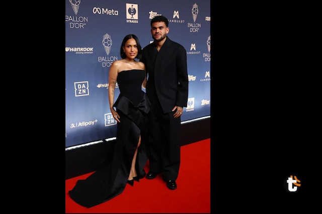 Colombiano Luis Díaz con un atraje de diseñador sin corbata y sin solapas (Fuente: @francefootball)