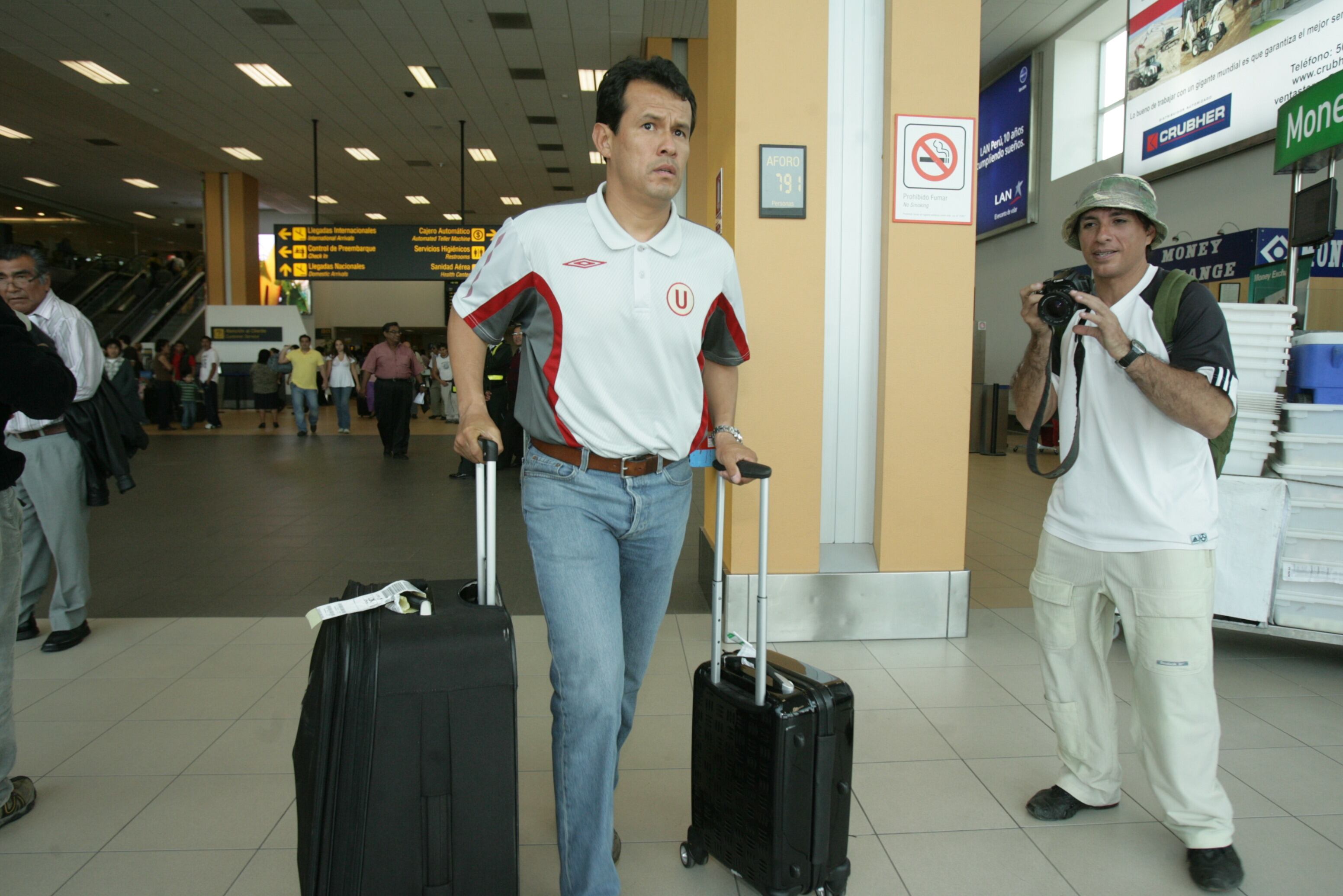 LLEGADA DE UNIVERSITARIO DE DEPORTES LUEGO DEL ENCUENTRO QUE TUVO CON EL BOLOGNESI EN TACNA. EN LAS IMAGENES, JUAN REYNOSO, LOS DIRECTIVOS, JUAN CARLOS NOLI Y JAIME LEON, ADEMAS LOS JUGADORES, JOHN GALIQUIO, JOHAN VASQUEZ, MAURICIO RABANAL, RENZO REVOREDO, NOLBERTO SOLANO, FITO ESPINOZA, EMAMNUEL CERDA, MANUEL CALDERON, RAUL FERNANDEZ, CARLOS GALVAN, ANTONIO GONZALES, PIERO ALVA, GIANFRANCO LABARTHE Y RONNIE CALHEIRA.
