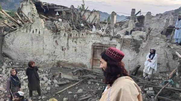 Un terremoto sacude el norte de Pakistán fronterizo con Afganistán y causa más de 1.200 muertos.