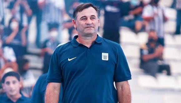 Carlos Bustos dirigió a Alianza Lima entre el 2021 y el 2022. Actualmente se encuentra sin equipo. (Foto: Alianza Lima)