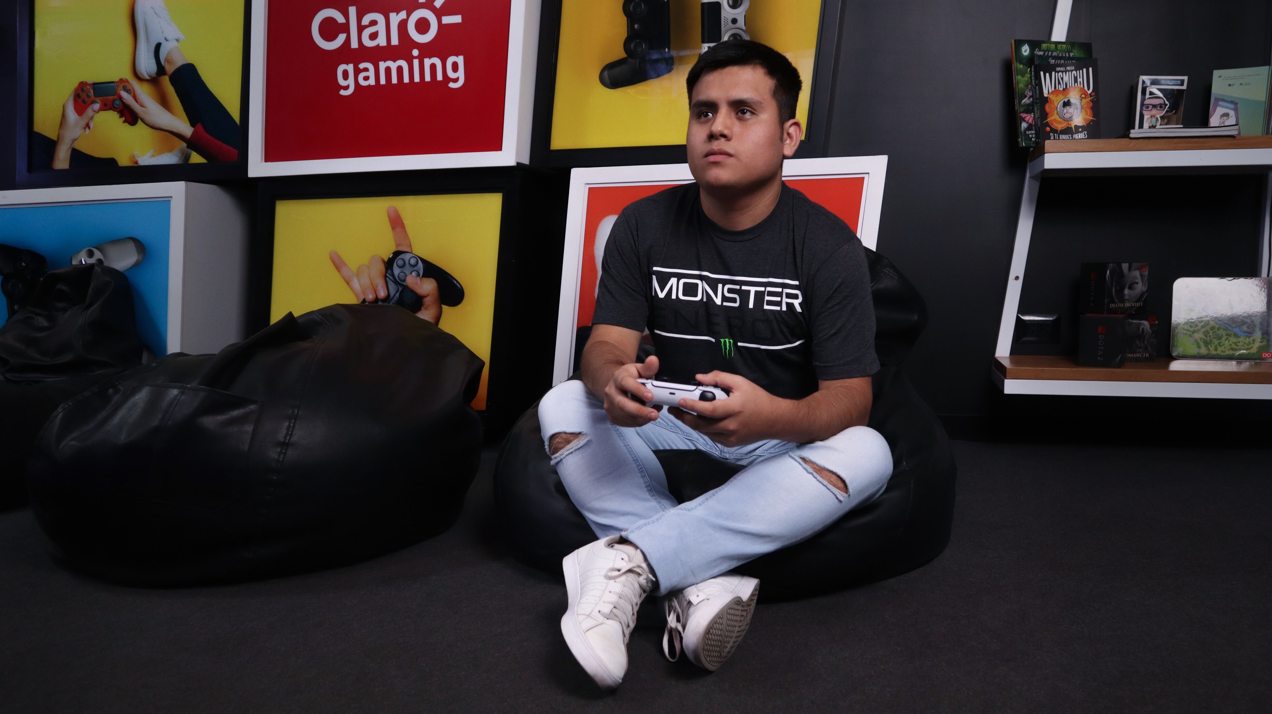 Nicanor Estrada jugando eFootball 2022.