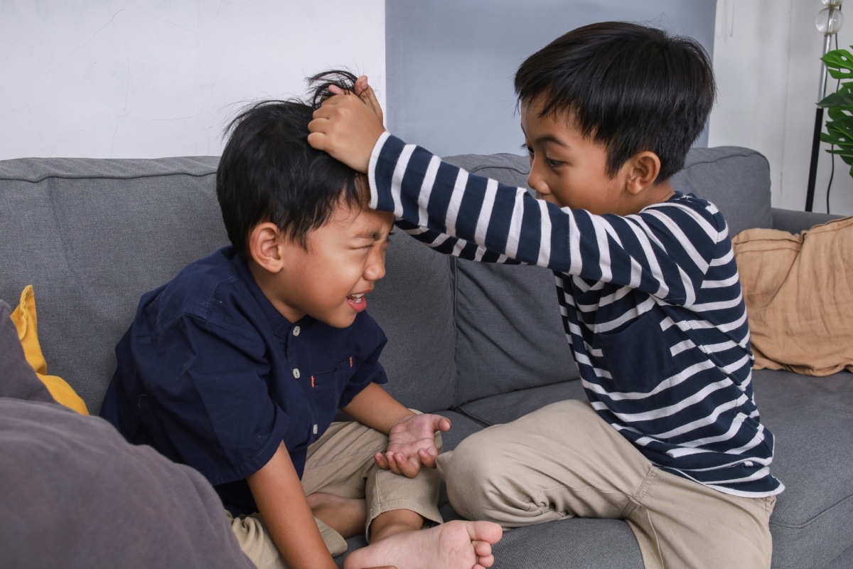 Esta conducta agresiva es más común de lo que imaginas. Sigue estos consejos para saber cómo reaccionar con tu pequeño. Foto: Istock.
