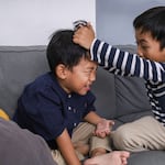 ¿Por qué mi hijo pequeño les pega a otros niños?