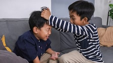 ¿Por qué mi hijo pequeño les pega a otros niños?