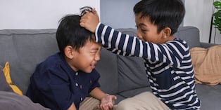 Esta conducta agresiva es más común de lo que imaginas. Sigue estos consejos para saber cómo reaccionar con tu pequeño. Foto: Istock.