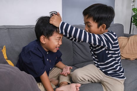 ¿Por qué mi hijo pequeño les pega a otros niños?