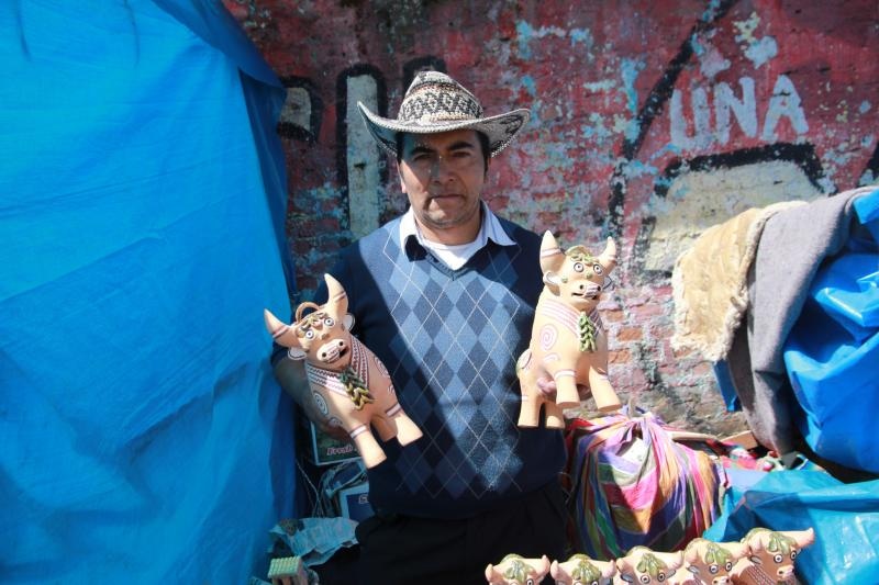 Torito de Pucará, estrella de la feria de las Alasitas