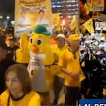 Carlos Álvarez llega al debate presidencial acompañado del Pollo del Especial del Humor | VIDEO