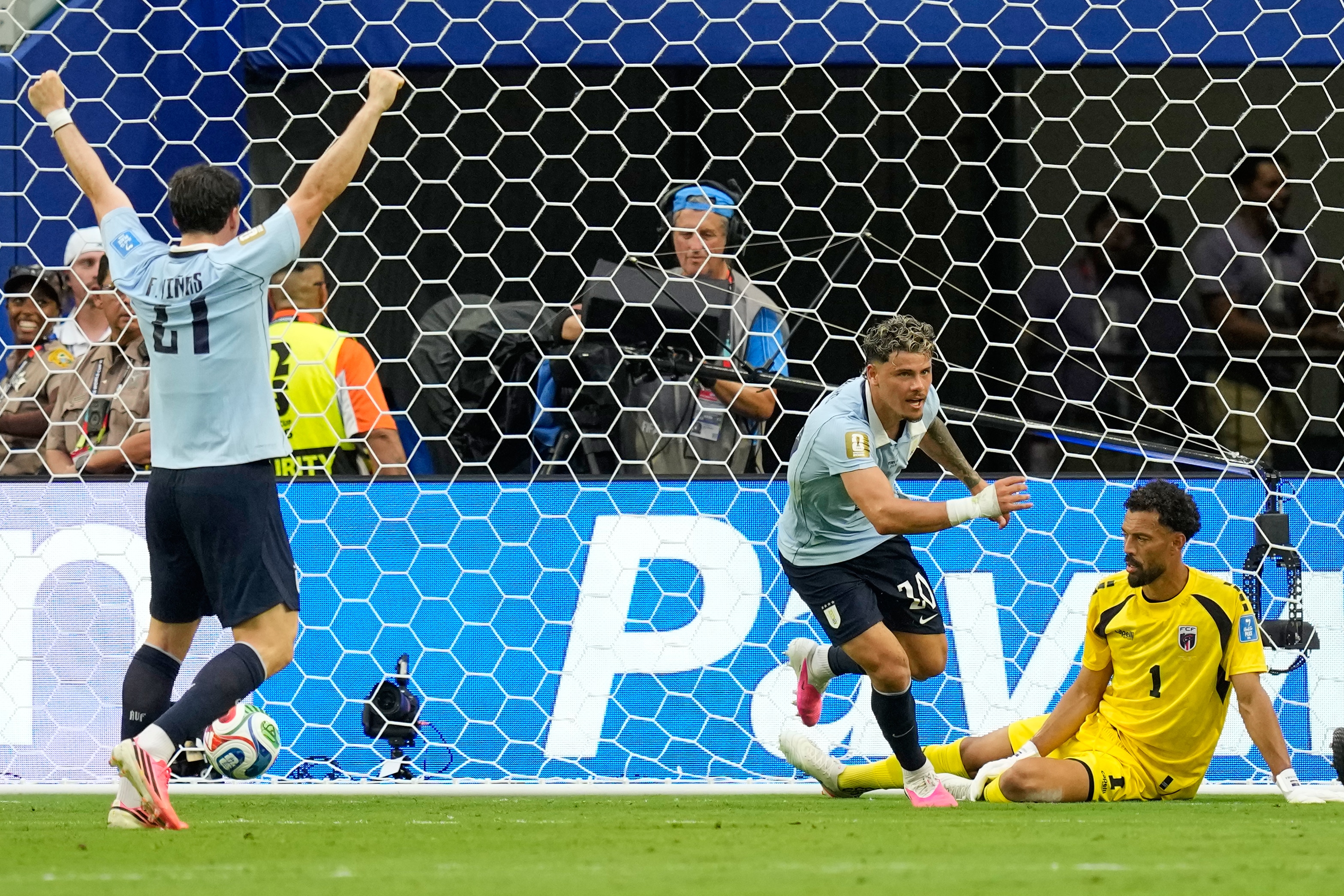 Maximiliano Araujo pone el empate 1-1 de Uruguay con Cabo Verde. (AP Photo/Rebecca Blackwell)