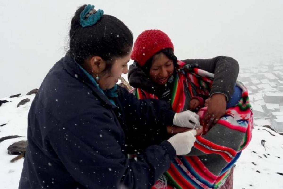 Impulsan campaña para ayudar con ropa abrigada a niños y niñas de zonas altoandinas del Perú.