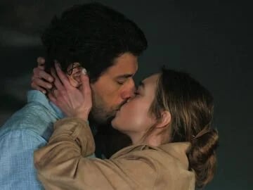 Derin se refugia en brazos de Onur (Foto: Medyapim)