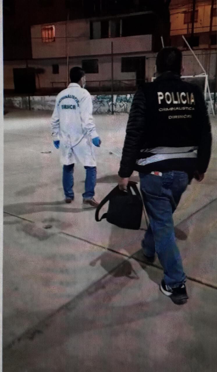 Una niña de cinco años resultó herida de una bala perdida en el pie izquierdo durante una persecución y balacera en la que unos policías correteaban a un feroz delincuente.