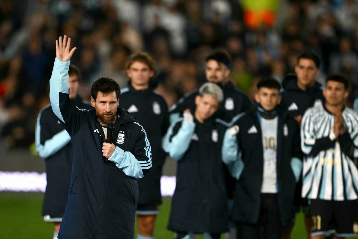 Lionel Messi se despidió de la Selección Argentina, este martes 6 de octubre, ante un Estadio Monumental repleto tras la goleada por 3-0 sobre Benín. (Photo by Luis ROBAYO / AFP)