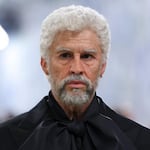 Sorprende como un anciano de 70 años en la Met Gala