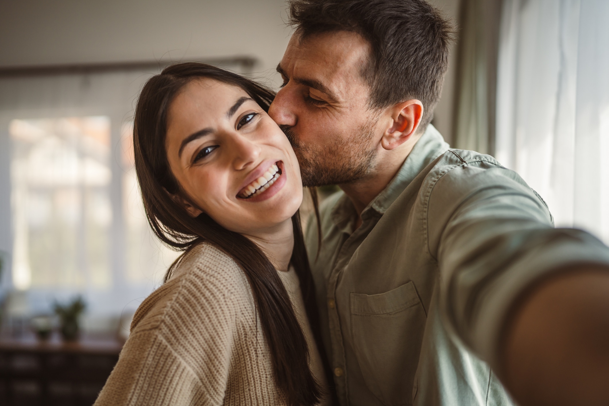 Controlar al otro debilita la relación y la hace tóxica. Foto: Istock