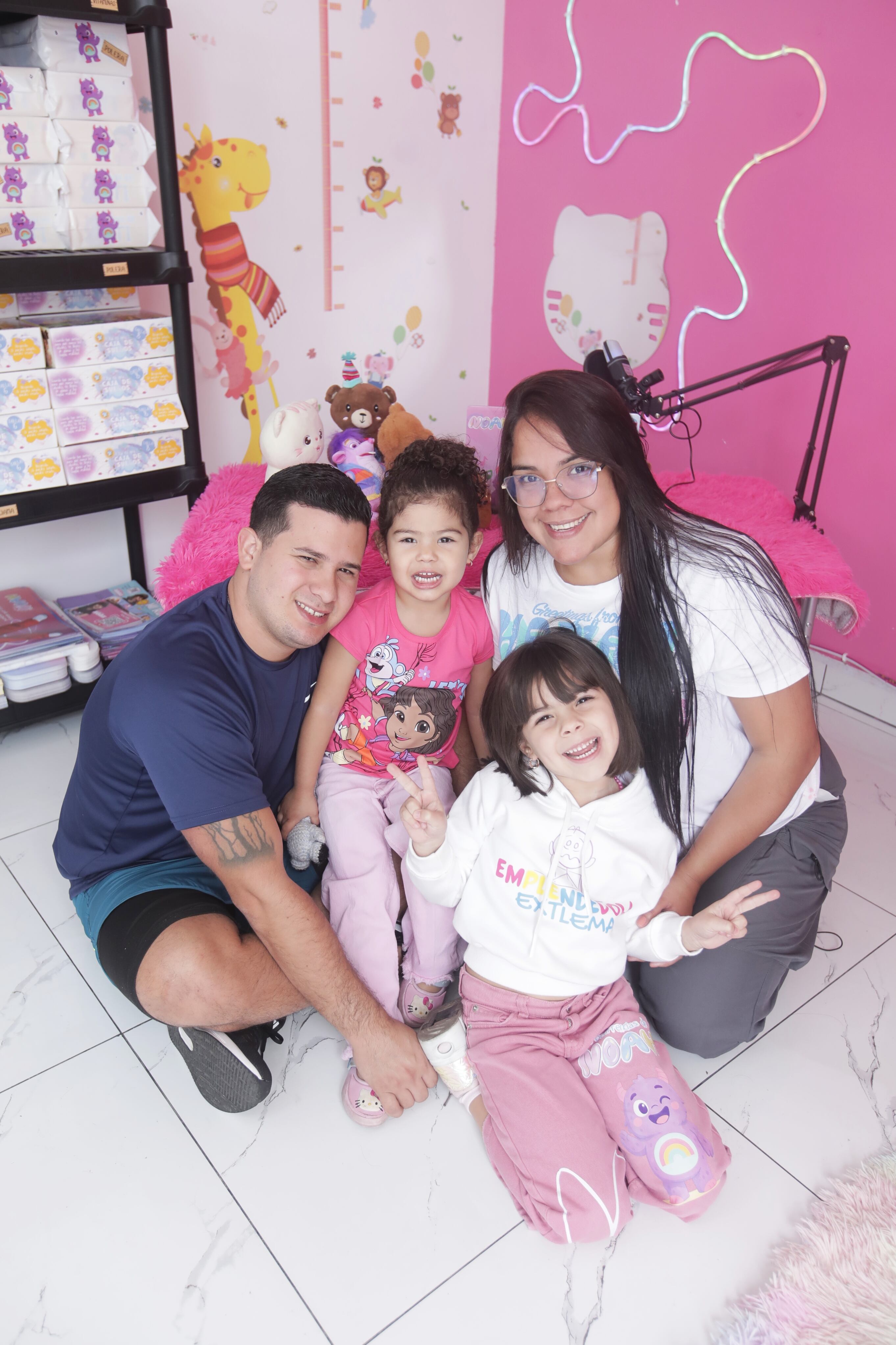 La familia entera se reúne todos los domingos para hacer lluvia de ideas y ver qué publican en la semana. Foto: Violeta Ayasta / Trome.