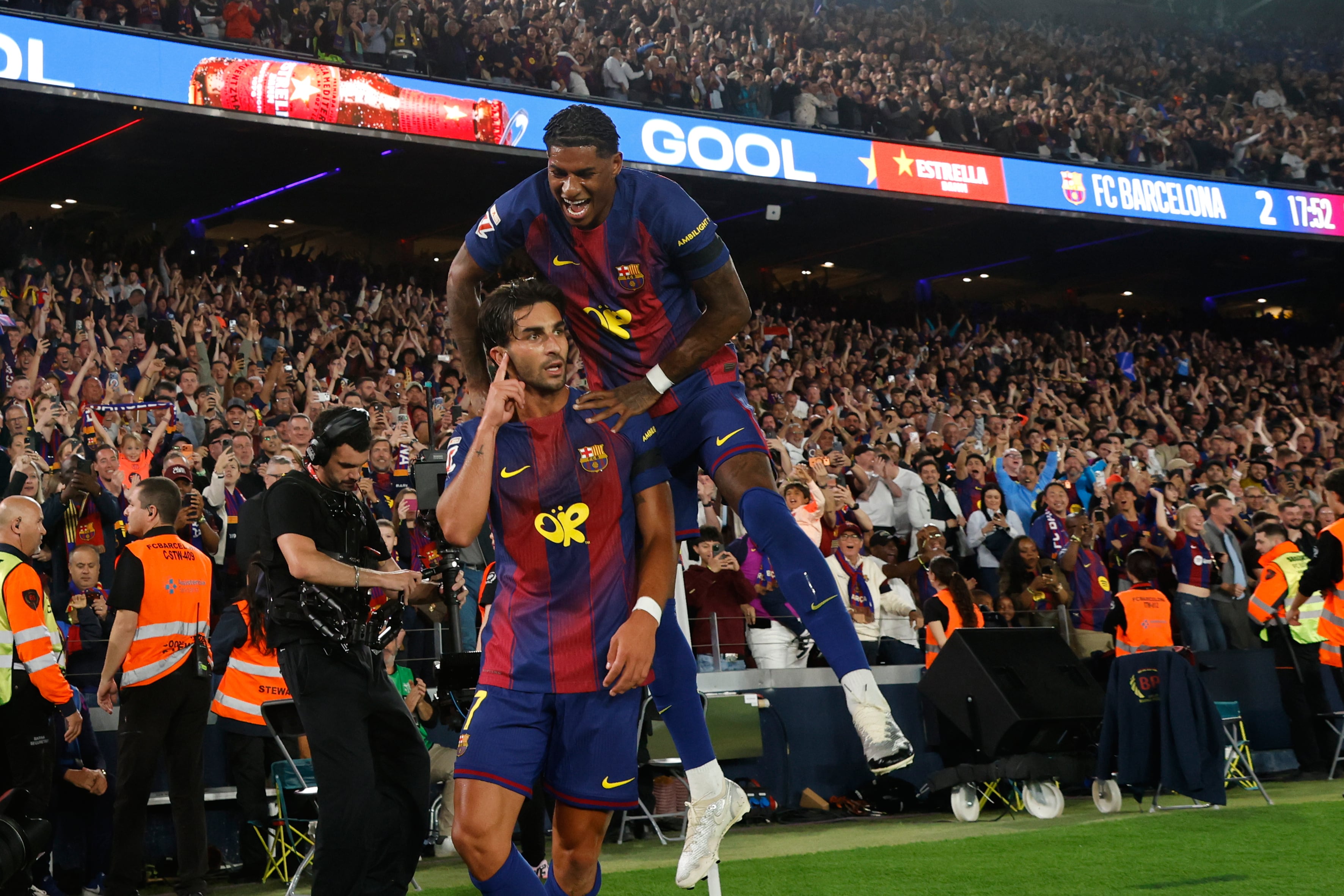 Fernan Torres celebra su gol y un nuevo título para Barcelona. (AP Photo/Joan Monfort)