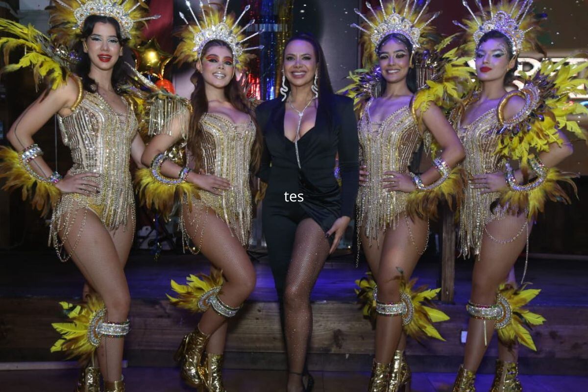 Mónica fue madrinas de 'Vedettes Doradas' de Colombia.