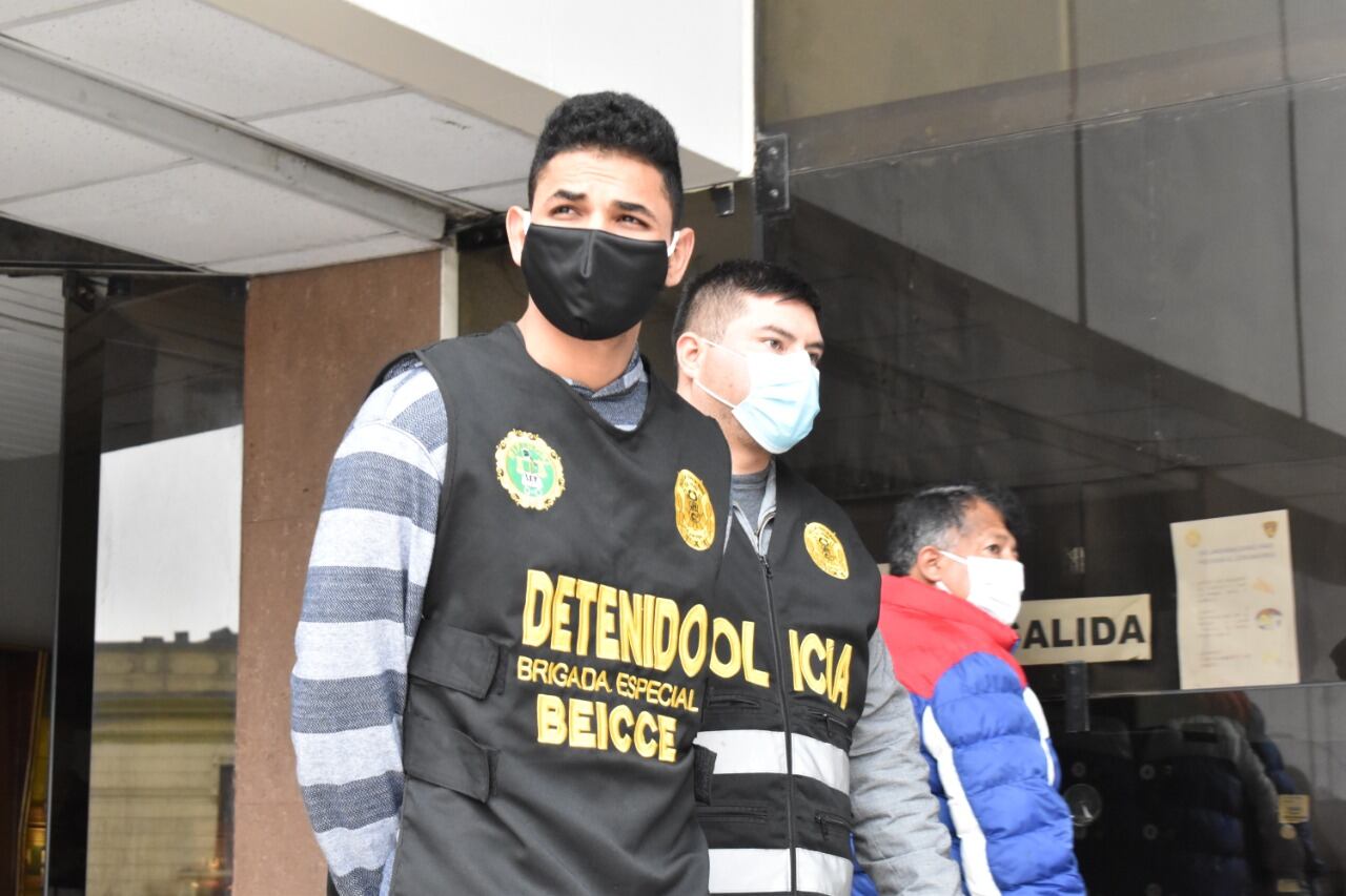 Adrián Valecillos fue capturado junto a Michael Rondón con quien perpetraban asaltos con la modalidad del raqueteo. (PNP)