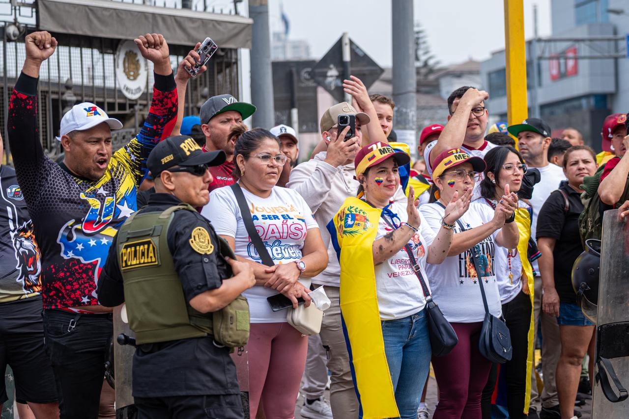 Fuera de la embajada de a Venezuela varios venezolanos se encuentran celebrando tras caída del Nicolás Maduro
03 de enero de 2026 en Lima, Perú. | (Foto: Paloma del Solar / @photo.gec)