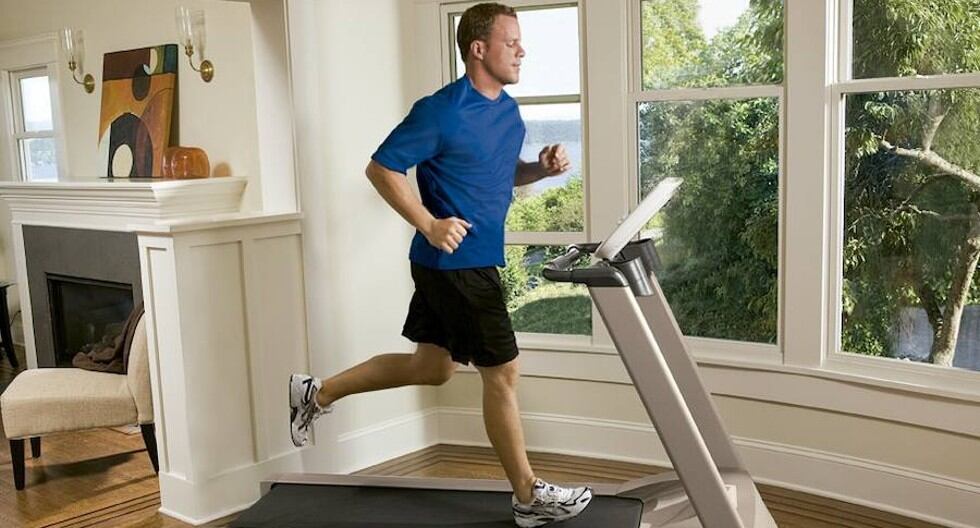 Trotando en casa con ayuda de equipos para mantener buen ritmo. (Ideal.es)