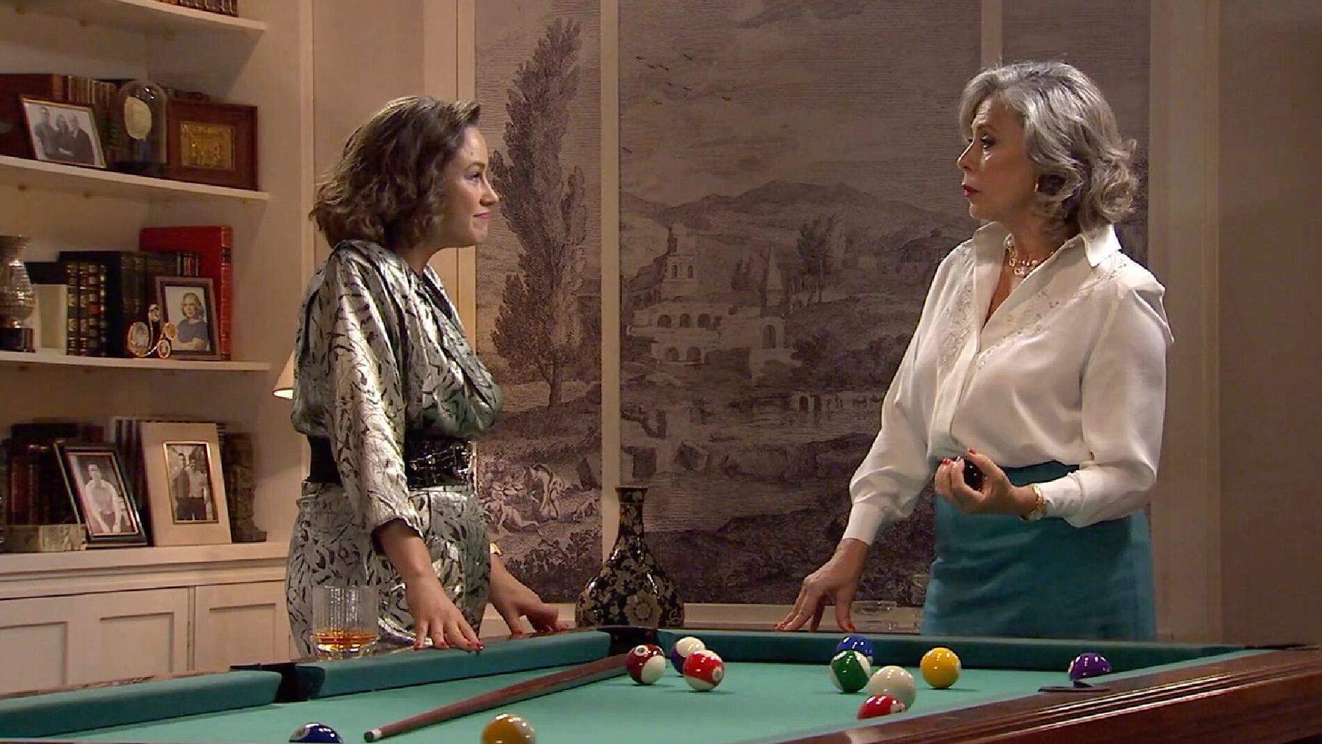La pelea de Elena y Victoria por la posición en "Confecciones Quevedo" continúa en "Amar es para siempre" (Foto: Antena 3)