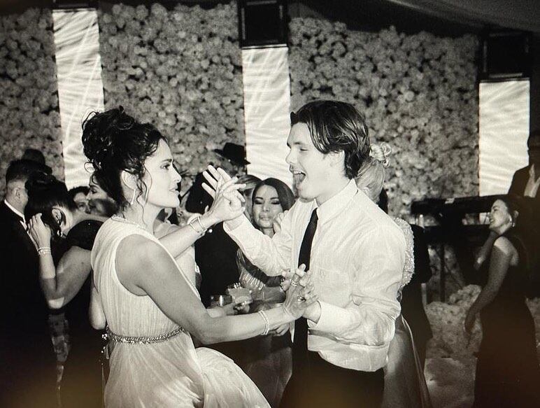 Salma Hayek bailando con Cruz Beckham (Foto: Salma Hayek/Instagram)