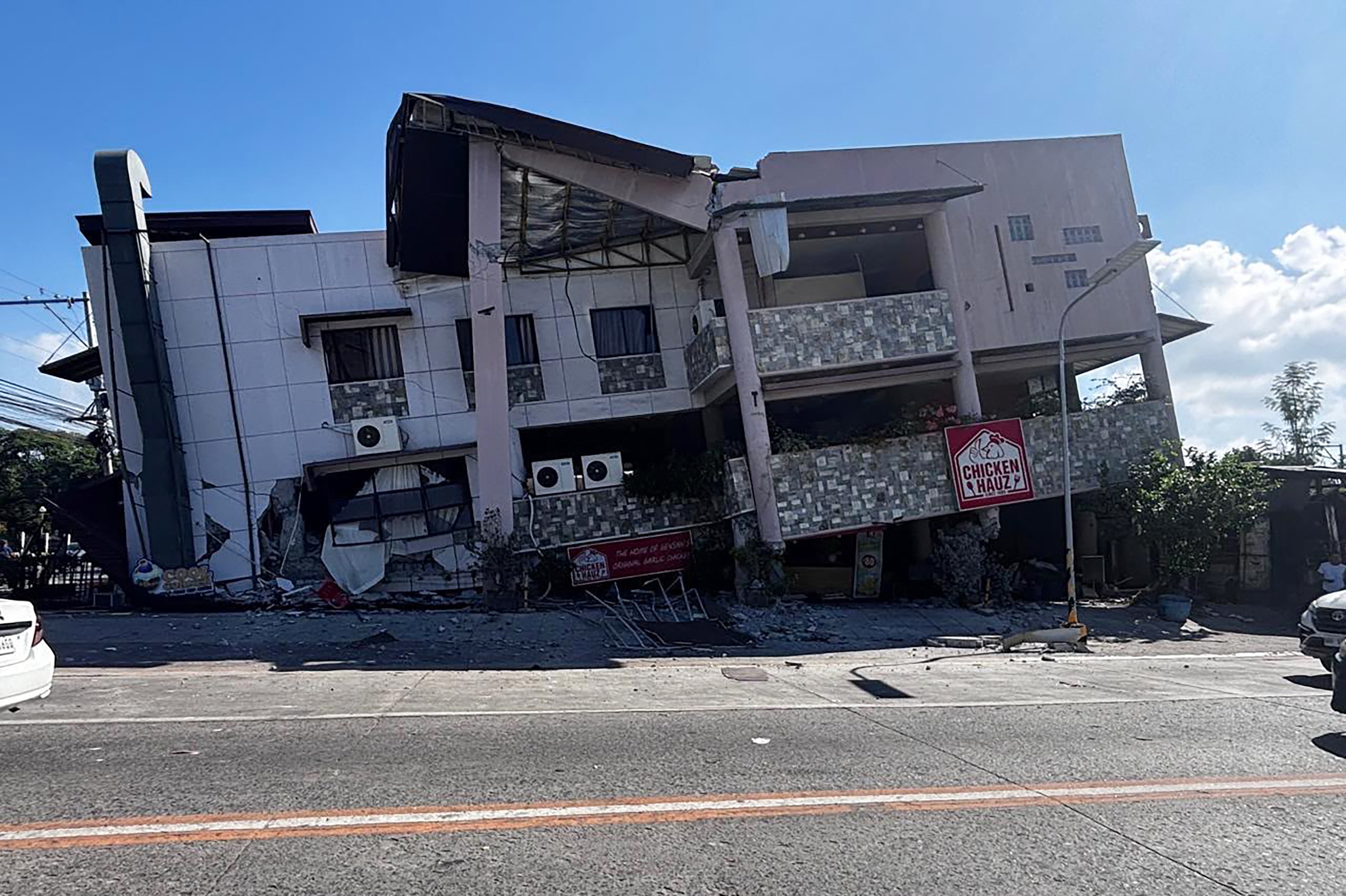 Un edificio derrumbado tras un terremoto de magnitud 7,8 en la ciudad de General Santos, Filipinas, el 8 de junio de 2026. (Foto de Edwin Espejo / AFP).